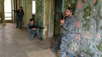 Лазертаг-бойцы в заброшенном здании