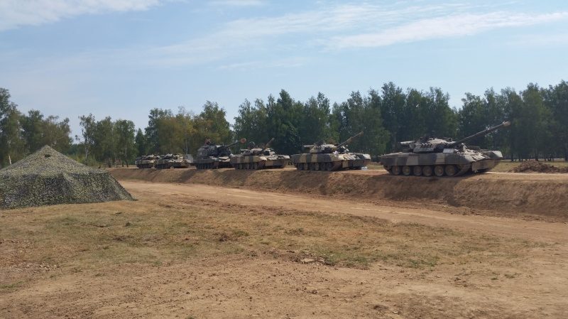 Танки LASERWAR готовы к бою на полигоне.