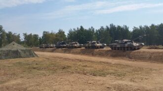 Танки LASERWAR готовы к бою на полигоне.