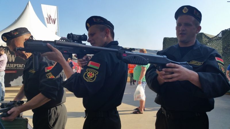 Бойцы LASERWAR готовятся к тренировке.