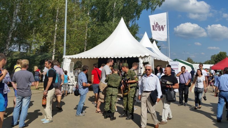 Выставка LASERWAR: бойцы в камуфляже и гражданские