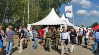 Выставка LASERWAR: бойцы в камуфляже и гражданские