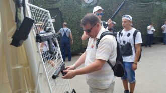 Выбор лазертаг-оружия: посетители изучают ассортимент LASERWAR.