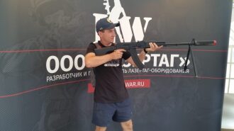 Готовность к стрельбе: боец с автоматом LASERWAR