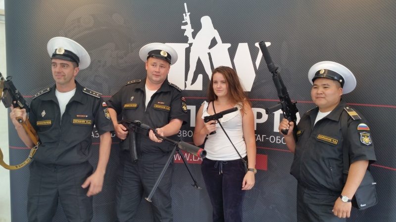 Команда LASERWAR в парадной форме с оружием