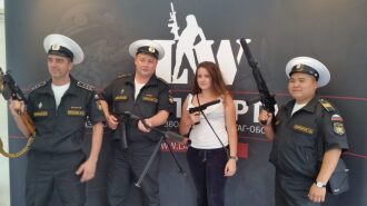 Команда LASERWAR в парадной форме с оружием