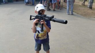 Юный боец LASERWAR с автоматом и глушителем