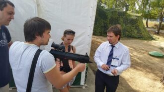 Демонстрация лазертаг-оружия LASERWAR