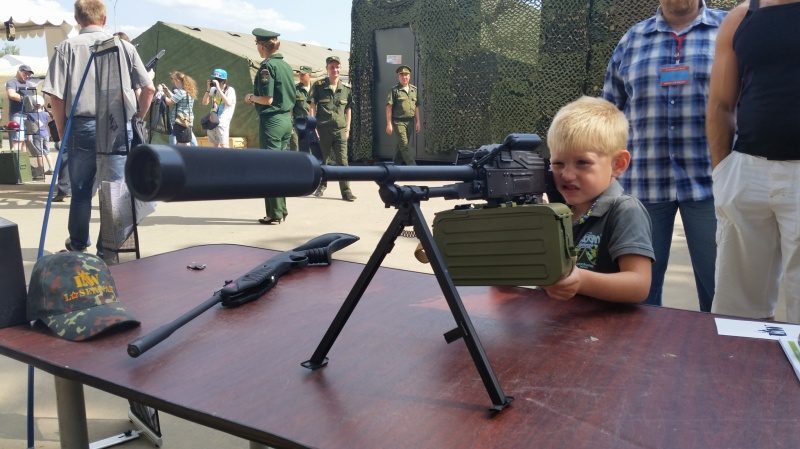 Малыш примеряет пулемет LASERWAR