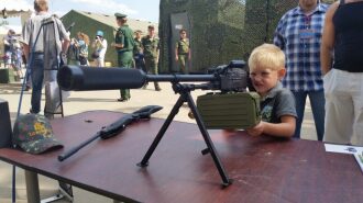 Малыш примеряет пулемет LASERWAR