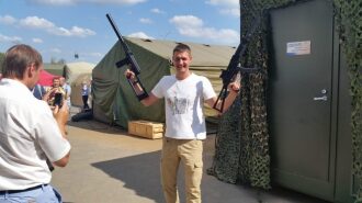 Два лазертаг-автомата в руках довольного посетителя