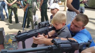 Обучение меткой стрельбе: отец и сын пробуют оружие LASERWAR.