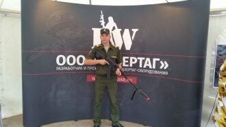 Боец LASERWAR с автоматом на выставке
