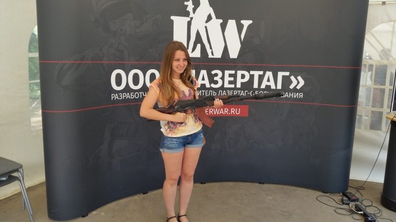 Девушка с автоматом LASERWAR на выставке