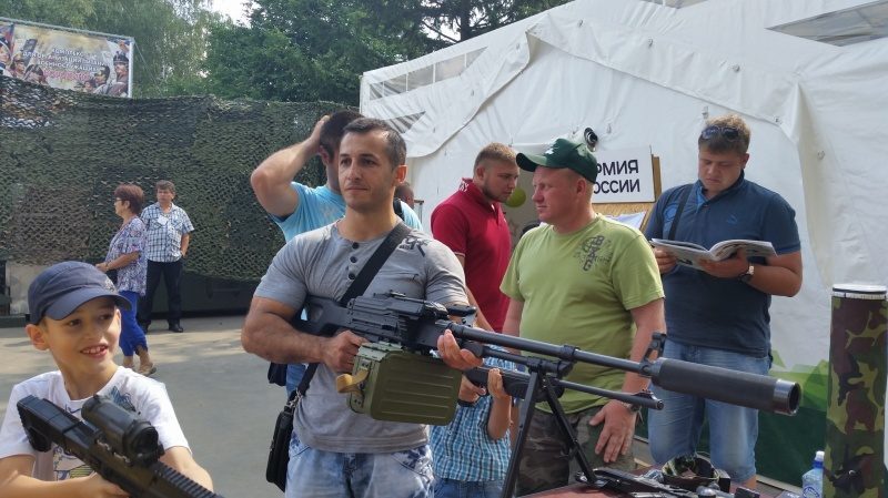 Лазертаг-пулемет LASERWAR в руках мужчины