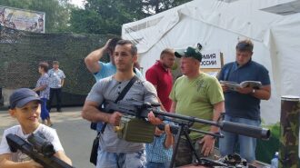 Лазертаг-пулемет LASERWAR в руках мужчины