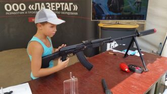 Юный боец примеряет автомат LASERWAR с глушителем