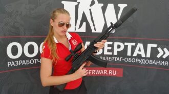 Девушка с лазертаг-винтовкой LASERWAR