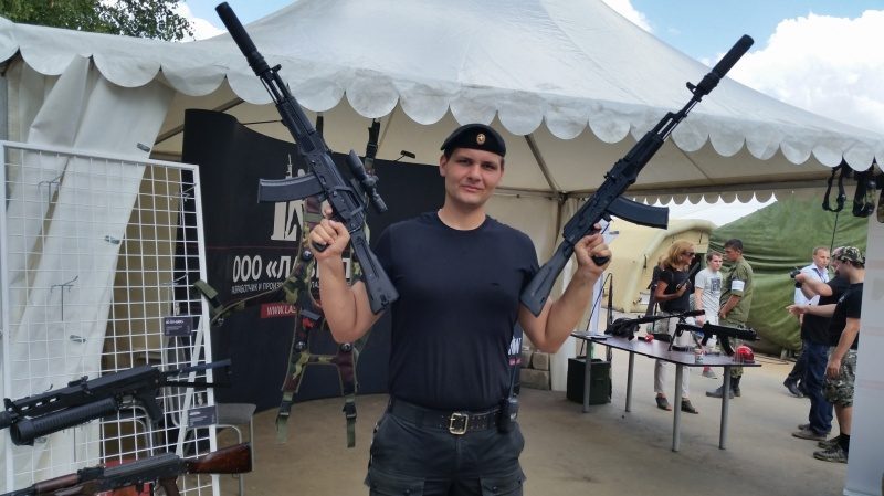 Два автомата LASERWAR в руках у бойца.