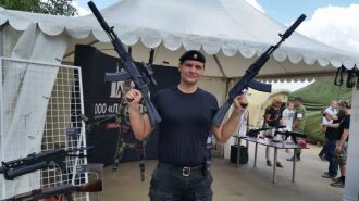 Два автомата LASERWAR в руках у бойца.