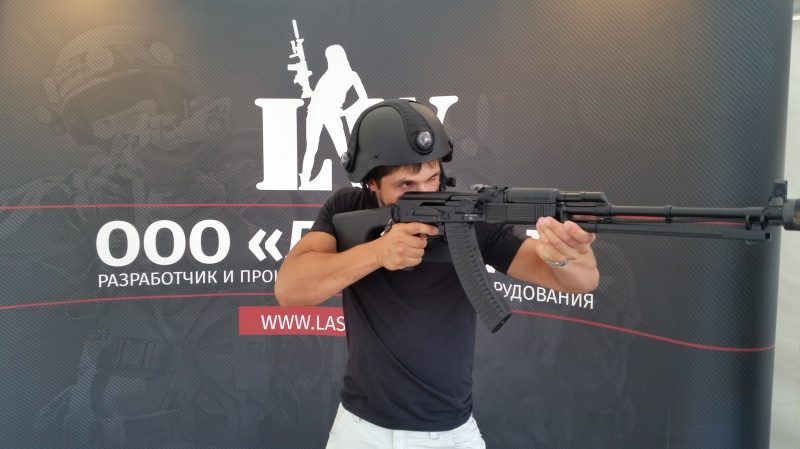 Примерка лазертаг-автомата перед боем