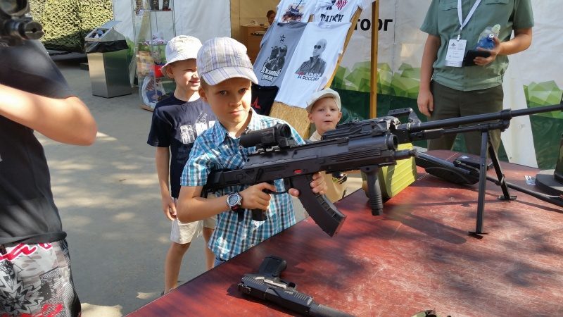 Юный боец примеряет лазертаг-винтовку LASERWAR