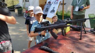 Юный боец примеряет лазертаг-винтовку LASERWAR