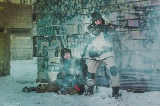 Снежная битва: два бойца LASERWAR в засаде