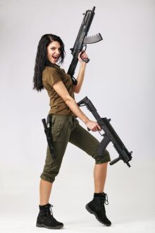 Боец LASERWAR с двумя футуристичными винтовками
