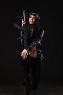 Девушка с футуристичным оружием LASERWAR: стиль и мощь