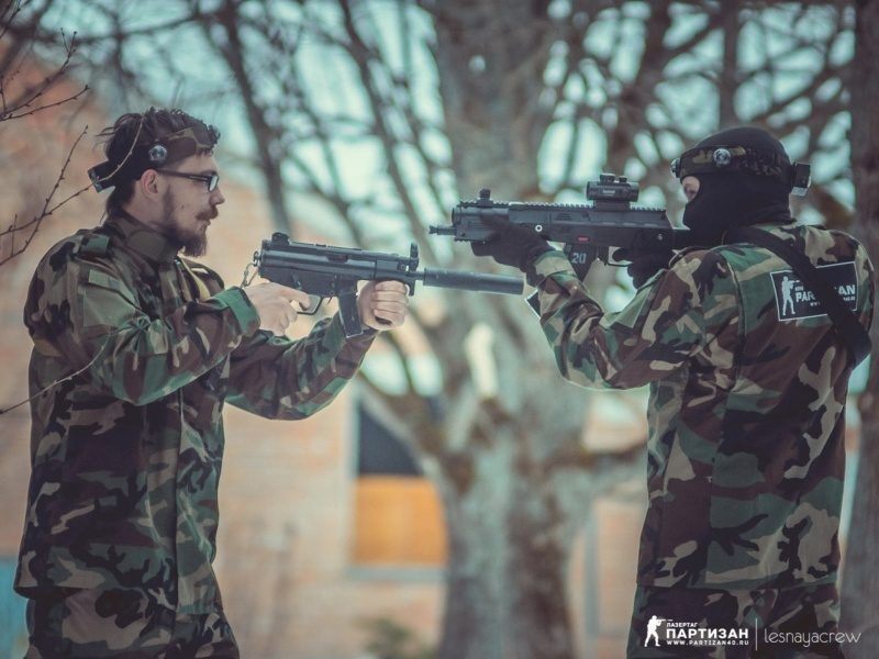 Два бойца LASERWAR в зимнем лесу