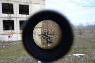 Прицел LASERWAR: игрок в камуфляже на позиции