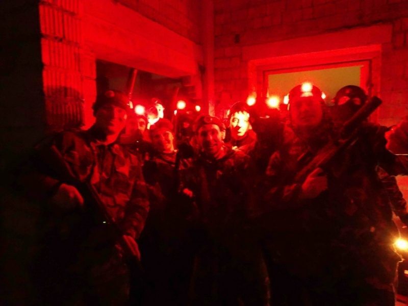 Бойцы LASERWAR в красном освещении готовы к бою