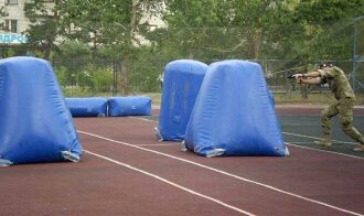 Игрок LASERWAR готовится к выстрелу за надувным укрытием