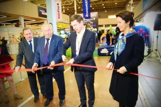 Перерезание красной ленты на выставке