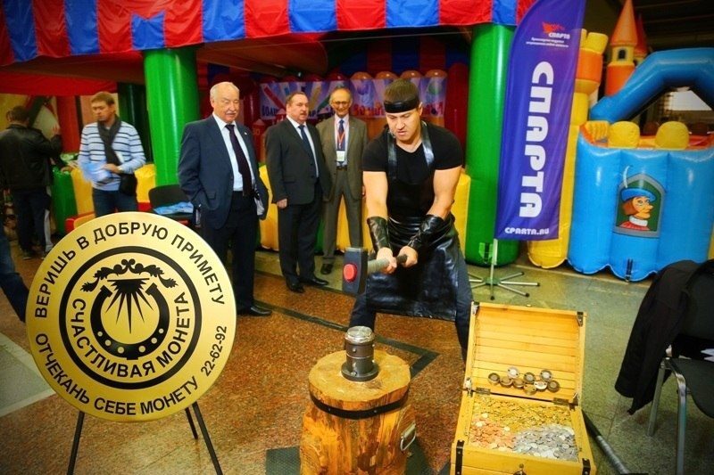 Кузнец бьет молотом по наковальне, собирая монеты.