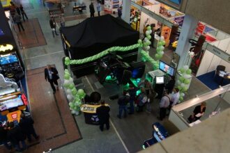 Игровой стенд LASERWAR с футуристичным дизайном.