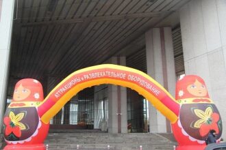 Надувная арка с русскими матрешками приглашает на выставку.