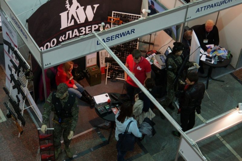 Манекены в камуфляже демонстрируют экипировку