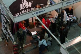 Манекены в камуфляже демонстрируют экипировку