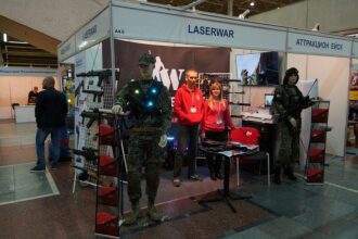 Манекен в камуфляже с жилетом LASERWAR.
