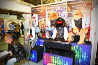 Музыкальные монстры на выставке играют на синтезаторе