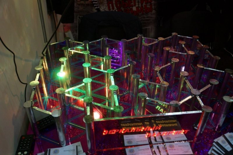 Лабиринт из зеркал с подсветкой и элементами LASERWAR.