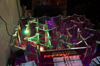 Лабиринт из зеркал с подсветкой и элементами LASERWAR.