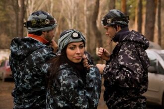 Команда LASERWAR в камуфляже готовится к игре