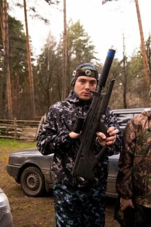 Боец LASERWAR демонстрирует футуристическое оружие