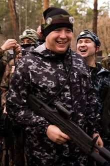 Смех и азарт перед началом лазертаг-битвы