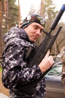 Игрок LASERWAR с тактическим оружием готов к бою