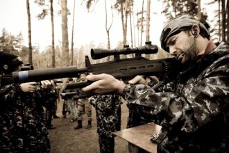Прицельный взгляд снайпера LASERWAR перед атакой