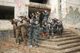 Отряд LASERWAR в ожидании команды «огонь!»
